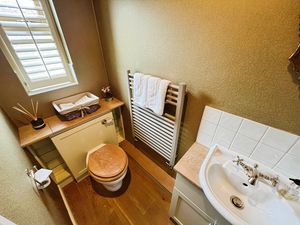 Cloakroom wc- click for photo gallery